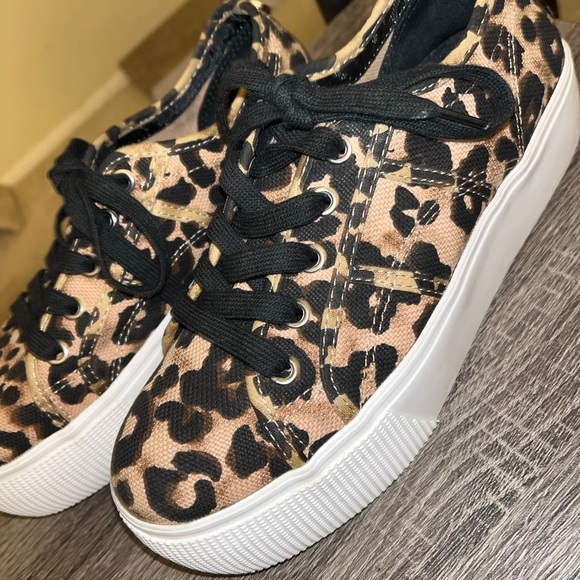 STEVE MADDEN cheetah platform sneakers! Great for Cheetah costume - Picture 2 of 7